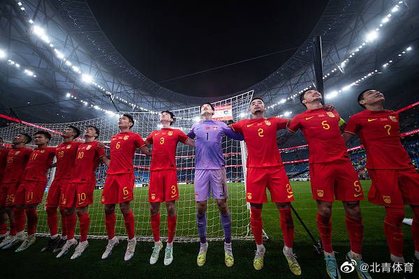 一个是输出全靠怼的“嘴强废柴”，一个是令人闻风丧胆的“冷面杀手”，极具反差感的两人就这么误打误撞地踏上状况百出、火花连连的爆笑囧途